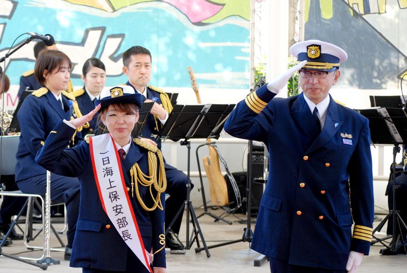 一日海上保安部長に任命された柴田幸子さん＝１４日、千葉市美浜区