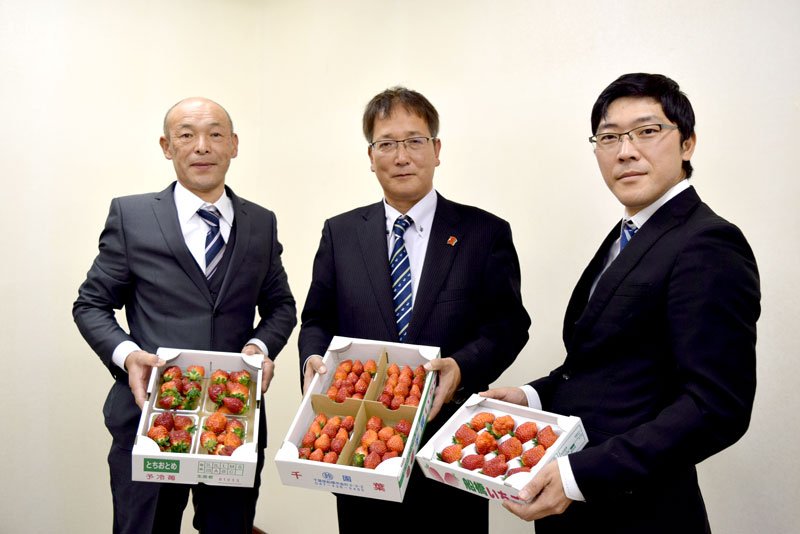 「大粒で甘い」と県産イチゴの魅力をアピールする近藤会長（中央）ら＝１６日、千葉市中央区