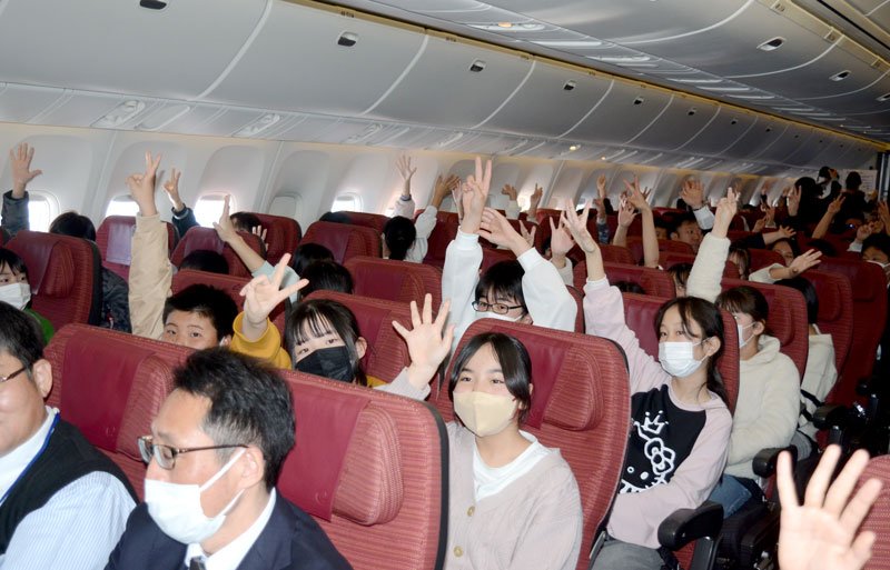 「空の教室」児童夢中　横芝光５校１６７人　成田発着で周遊　仕組み学習、機内放送も