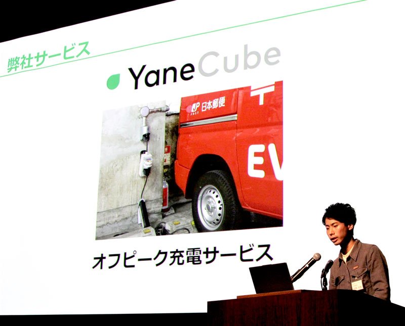 電気自動車（ＥＶ）の充電システムについて説明する「Ｙａｎｅｋａｒａ」の吉岡社長＝１６日、千葉市中央区