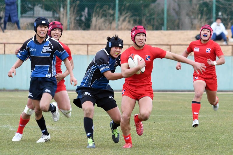 敵陣に切り込む流通経大柏の選手。幕張総合も必死の守備を見せた＝２０日、県総合ＳＣサッカー・ラグビー場
