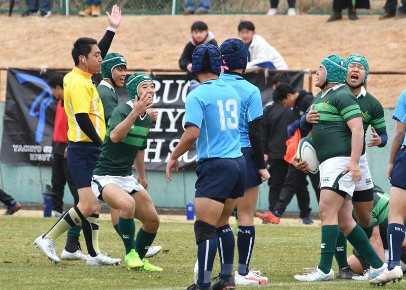 八千代松陰－専大松戸　ＦＷ陣がモールを押し込み、先制トライを決めた専大松戸の佐藤（右から２人目）＝県総合ＳＣ
