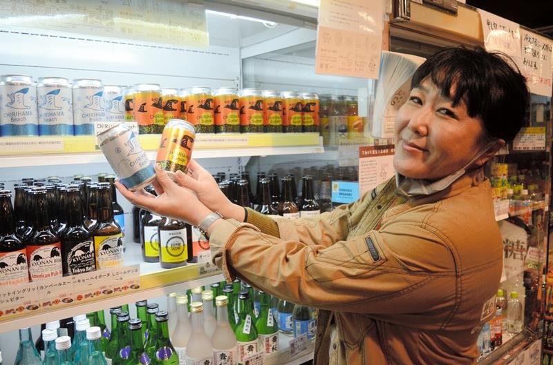 道の駅「のと千里浜」のクラフトビール「チリハマビーチ」と「チリハマサンセット」を紹介する「みのりの郷東金」の土濃塚さん＝東金市