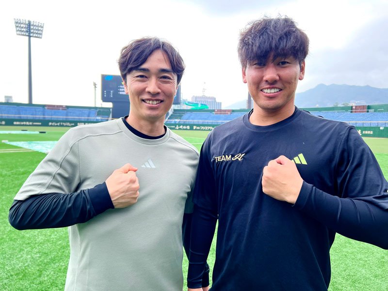 ソフトバンクの和田（左）と自主トレを共にした高野