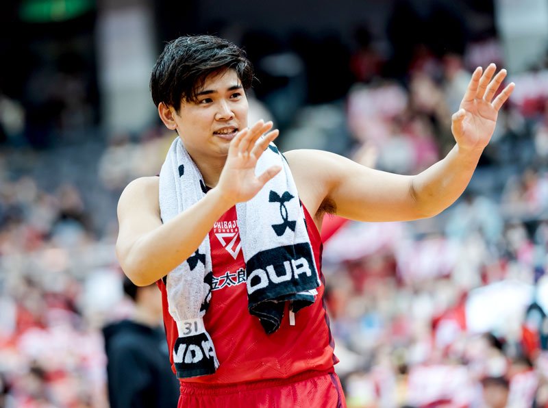 北海道との試合後、ファンの声援に応える千葉Ｊの原＝２１日、船橋アリーナ（Ｂリーグ提供）