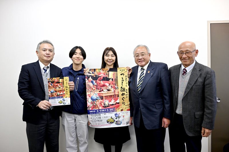 「つるし雛めぐり」をＰＲする石田町長（右から２人目）ら＝千葉市中央区の千葉日報社