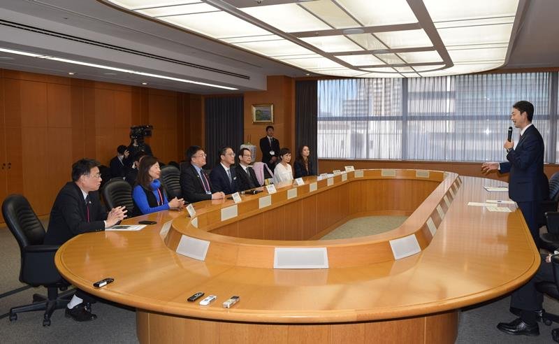 台湾の教育関係者ら（左側）を歓迎する熊谷知事＝県庁
