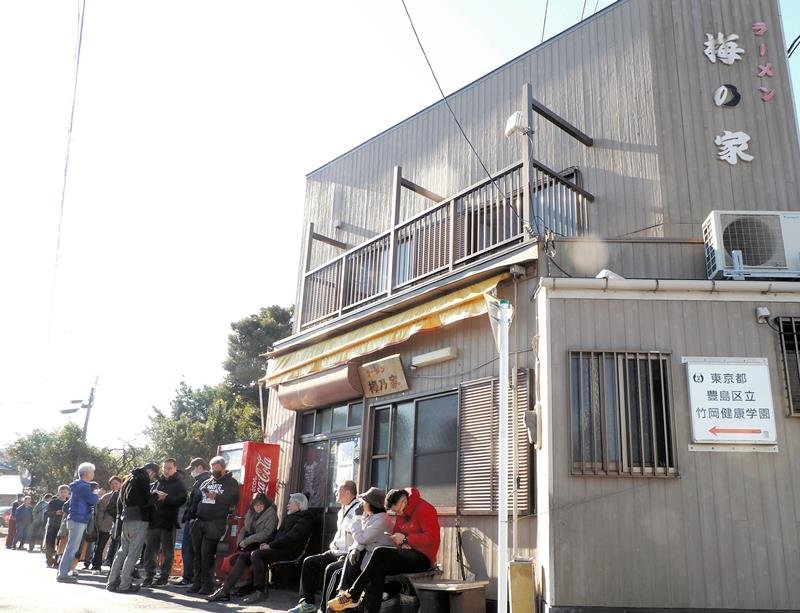 漁師町の一角に立つ「梅乃家」。濃厚しょうゆのふくよかな香りが、行列をつくる来店客の食欲を刺激する＝富津市竹岡
