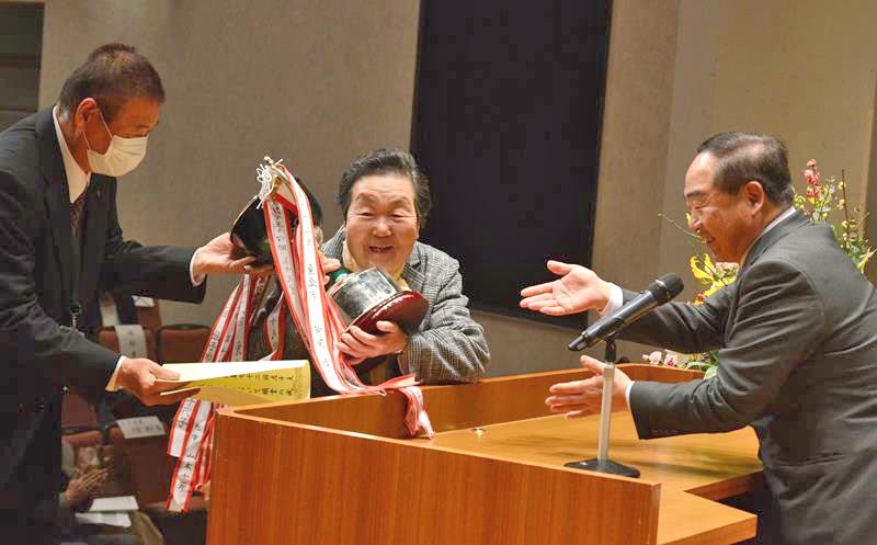 左千夫賞の記念杯を受け取る片岡さん（中央）＝２８日、山武市
