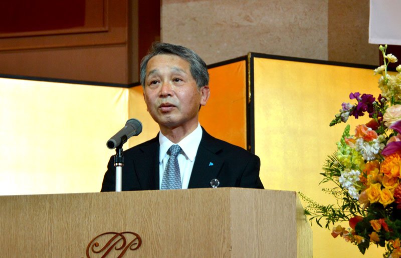 あいさつをする花島会長＝千葉市中央区
