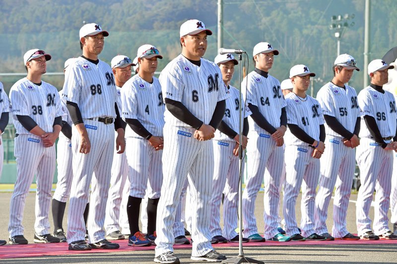 秋季キャンプの歓迎セレモニーであいさつする千葉ロッテの井口前監督（中央）＝２０１９年１１月、鴨川市総合運動施設野球場

