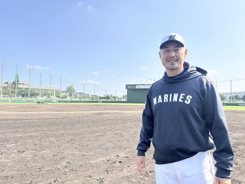 青空の下、笑顔を見せる吉井監督