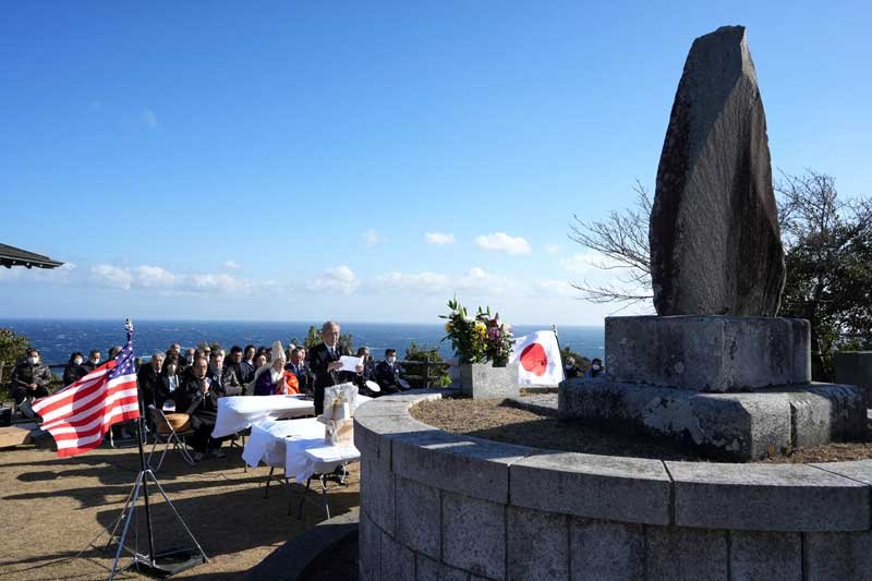 海を見下ろす官軍塚の慰霊碑前で行われたハーマン号慰霊祭＝１３日、勝浦市川津