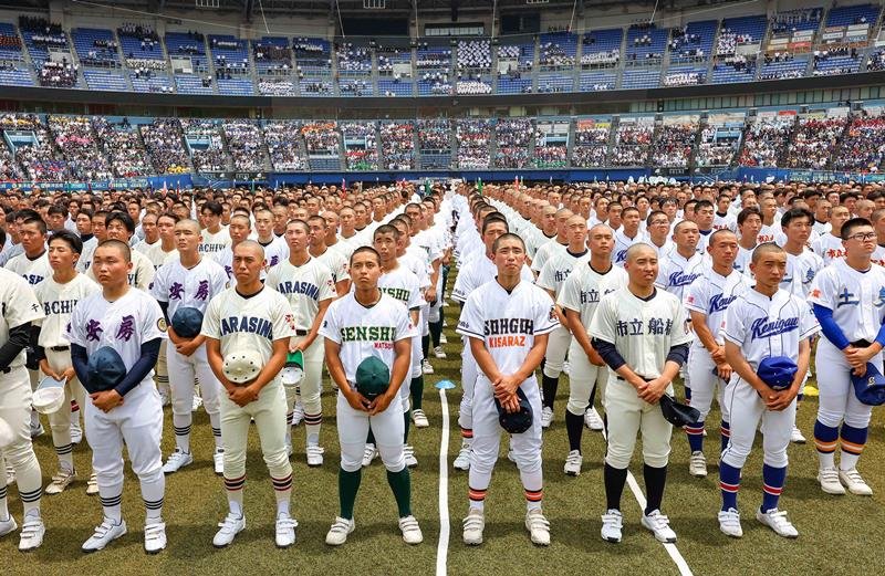 第１０５回全国高校野球選手権の開会式で整列する選手ら
