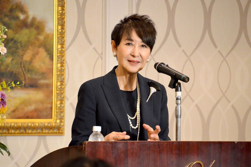 コミュニケーション力について講演する吉川さん＝３０日、千葉市中央区
