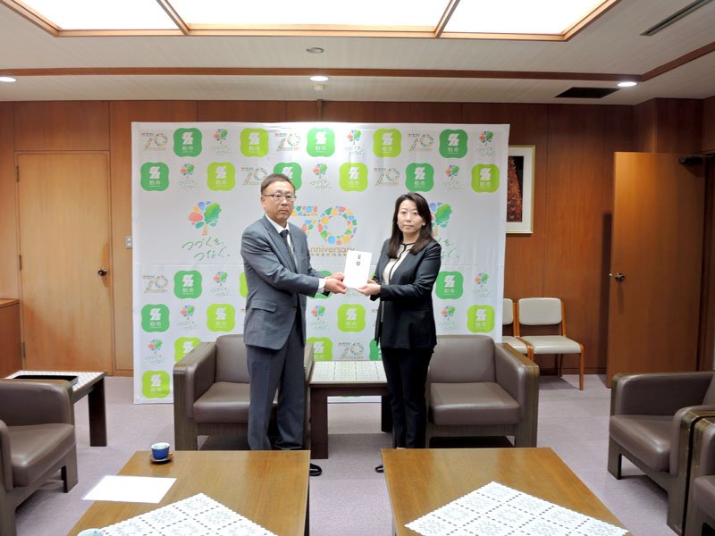 太田市長（右）に義援金の目録を渡す日暮理事長＝柏市役所
