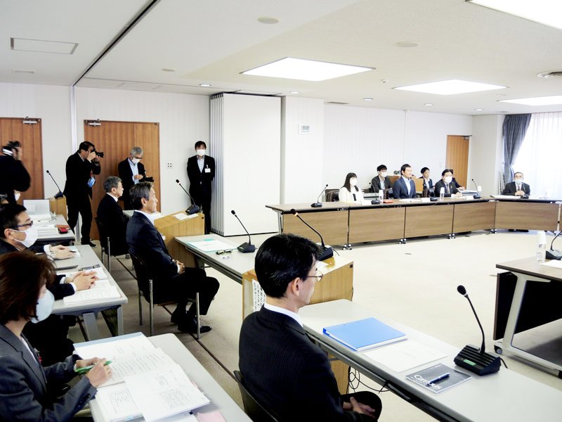 松戸市議会の特別委員会で、市庁舎移転・建て替え計画について新整備案を説明した本郷谷市長ら市執行部＝３１日、同市役所