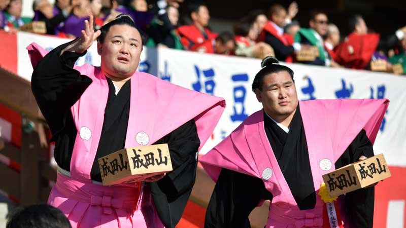 吉高由里子さん威勢良く「福は内」　成田山新勝寺で節分会　岸谷五朗さん、大関・豊昇龍関も豆まき
