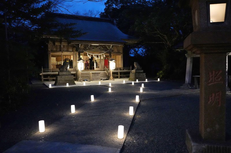 勝浦の新たな観光創出へ　境内がライトアップ、夕暮れ神社開運ツアー　宮司の解説も