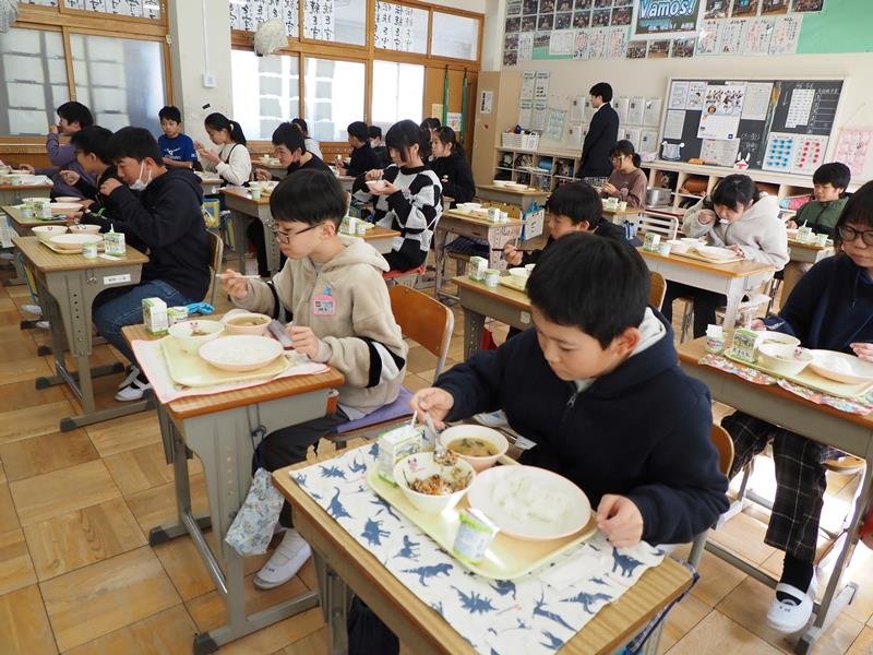 未利用貝である東京湾のイボキサゴを使った給食を味わう子どもたち＝７日、君津市
