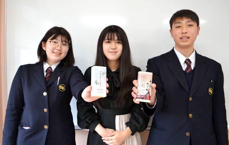 なごみの米屋とコラボしたようかんを開発した千葉経済大の学生や付属高の生徒ら＝６日、千葉市稲毛区