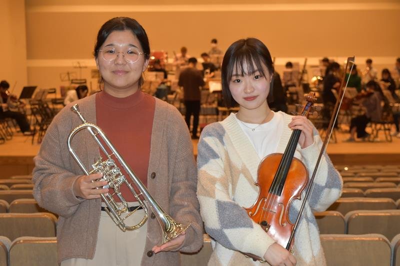 団員の向後さん（左）と梅沢さん
