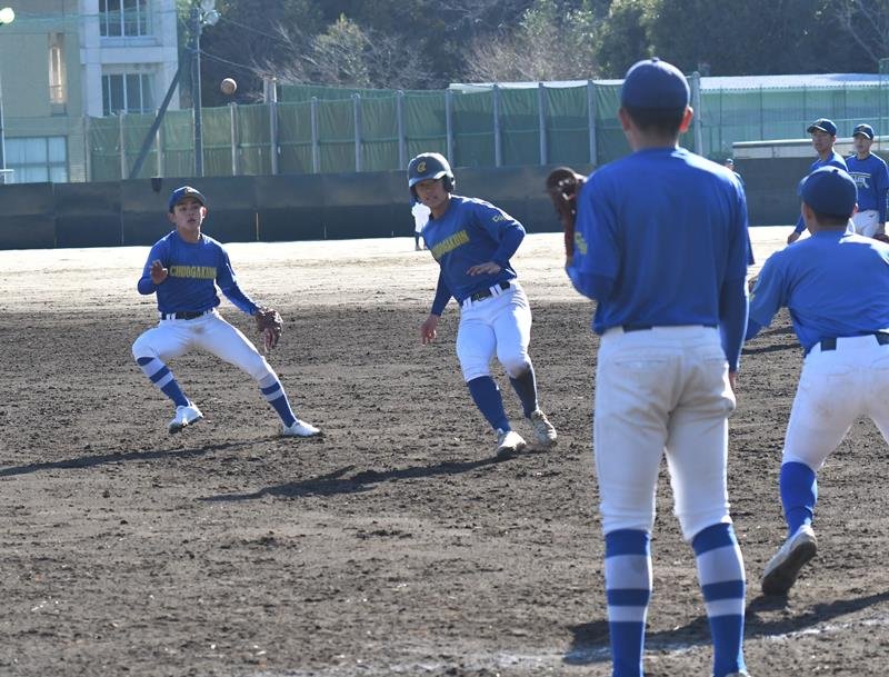 ノックで挟殺の練習をする中央学院の選手たち＝１月、我孫子市内
