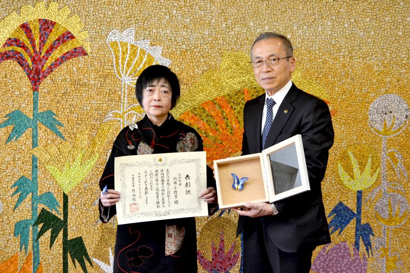 「千葉県の名工」受賞を報告した北井さん（左）と「蝶のブローチ」を受け取った松戸市長＝船橋市役所