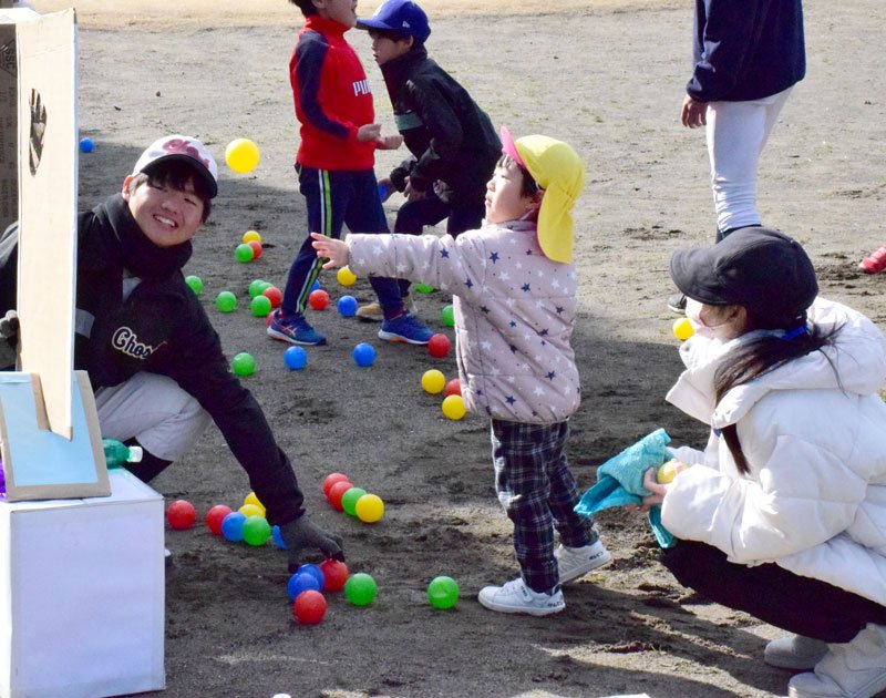 高校球児とボール投げを楽しむ子どもたち＝長生村