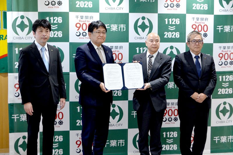 災害時の協定を締結した神谷市長（左から２人目）と今敷大・千葉営業所長（同３人目）＝千葉市役所