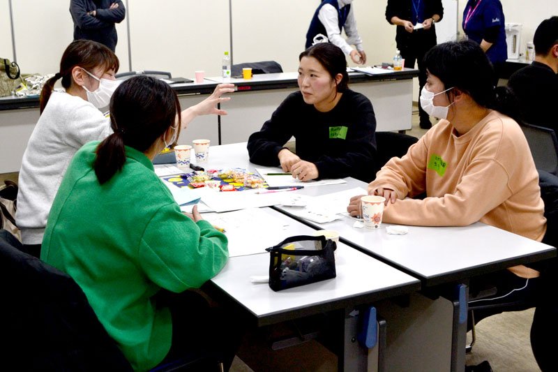 現場の課題と解決策を話し合う若手保育士たち＝白井市役所