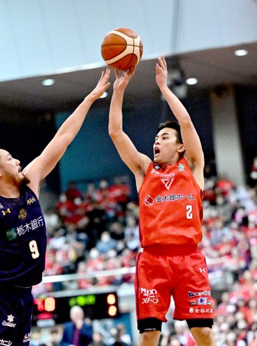 千葉Ｊ－宇都宮　最終クオーター、３点シュートを決める千葉Ｊの富樫（右）＝船橋アリーナ
