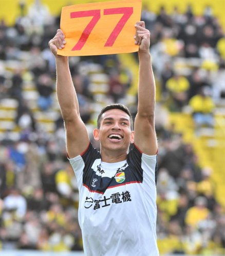 柏―千葉　後半３６分、２点目を決め、サポーターの応援ボードを掲げる千葉のドゥドゥ＝三協Ｆ柏

