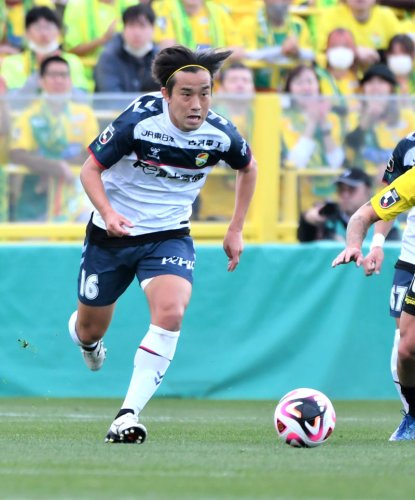 柏―千葉　前半、ドリブルする千葉の横山＝三協Ｆ柏