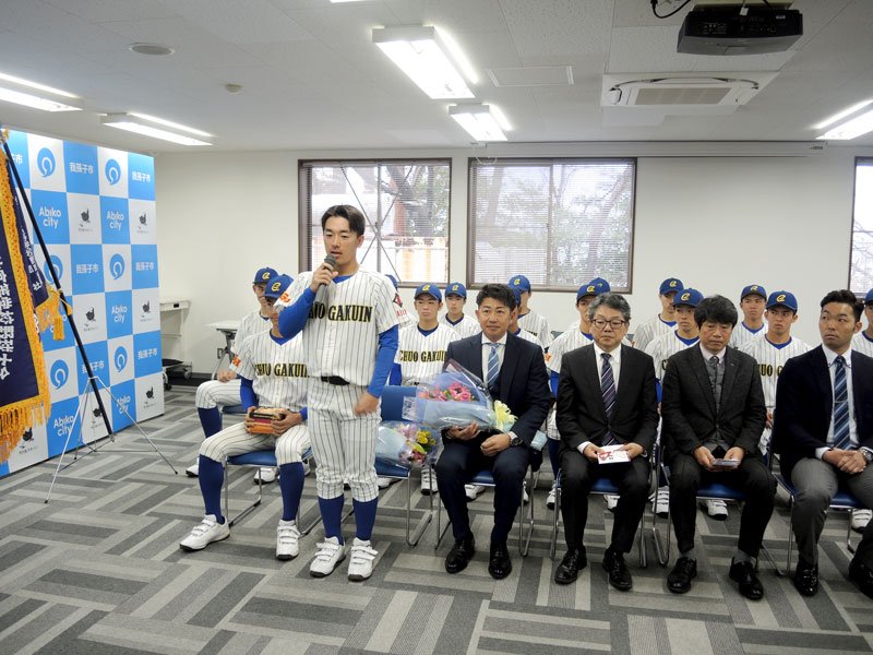甲子園での健闘を誓う中央学院高校野球部の中村主将。右隣は相馬監督＝２２日、我孫子市役所