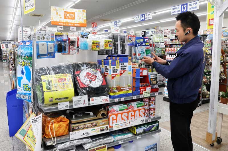 家具転倒防止の突っ張り棒などの防災グッズが並ぶ特設売り場＝６日午後、千葉市稲毛区のケーヨーデイツー宮野木店