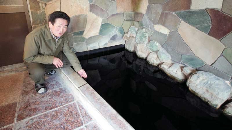 大雨での水没被災から復旧した黒湯を紹介する鶴岡代表＝市原市戸面の温泉旅館「鶴乃家」