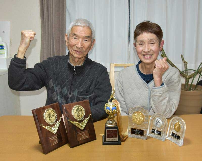佐倉マラソンで前身の大会から妻の優子さん（右）とともに連続出場・完走し、各種記念賞を手にしてきた艫居常行さん＝３月、佐倉市