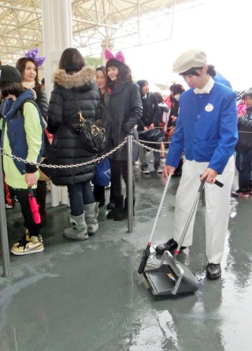 「掃除を通じてゲストに夢を届けたい」。松下さんはカストーディアルの仕事に情熱をささげる＝３月、東京ディズニーランド