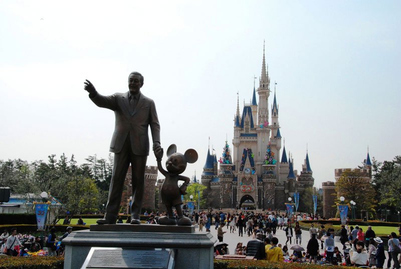 開園３０周年を迎え、大勢の人でにぎわう東京ディズニーランド＝１５日、浦安市舞浜