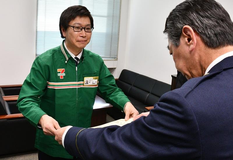 鈴木署長から感謝状を受け取る浅野さん＝香取署
