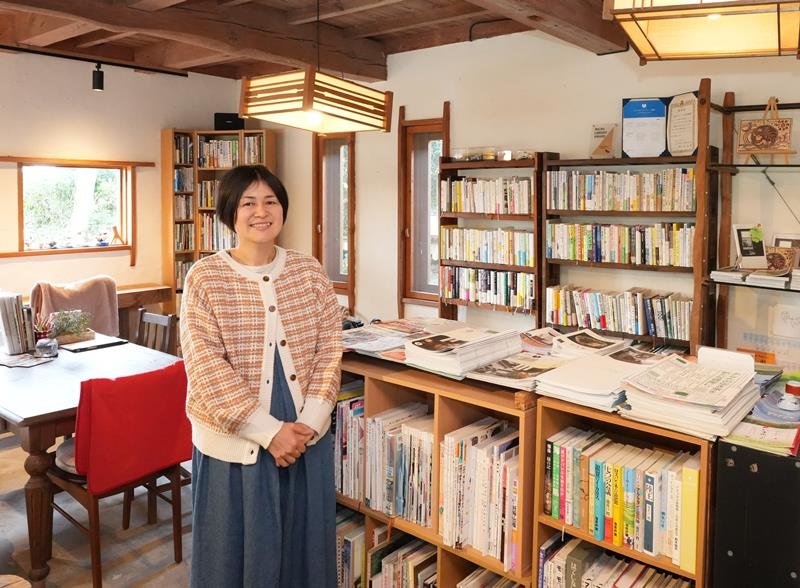 「星空の小さな図書館」を運営する三星さん＝いすみ市能実
