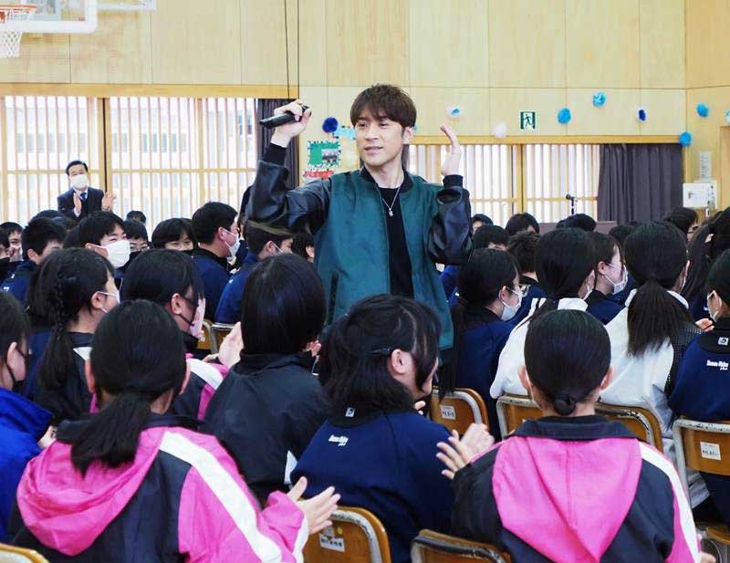 ステージから降りて歌いながら、生徒たちと交流する大野さん＝１日、君津市立上総小櫃中学校