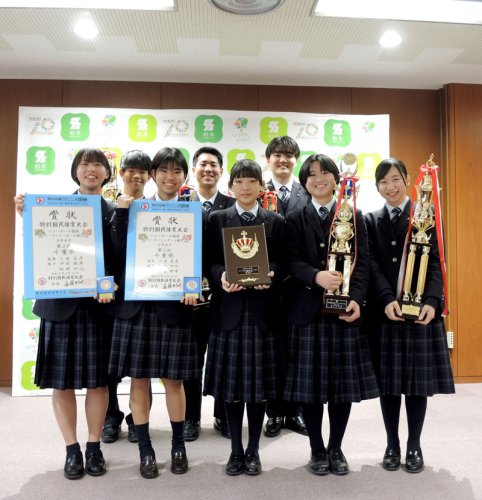 部活動の時間を減らしながら全国大会で最高賞を獲得し、柏市役所で結果報告した市立柏高の吹奏楽部員（手前右３人と後列）。ビーチバレーで国体準優勝の女子バレーボール部員（手前左２人）もそろって報告＝柏市役所