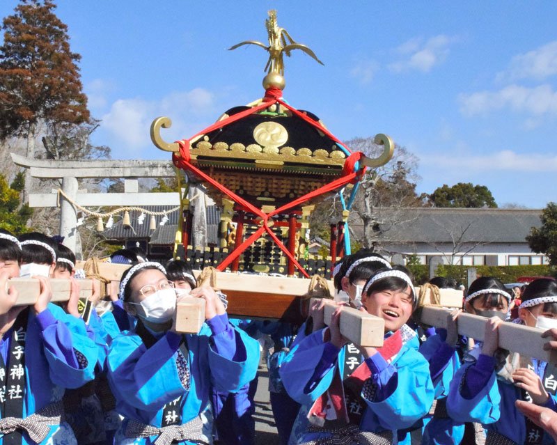 卒業を間近に控えた白子中学校の３年生約８０人が白子神社のみこしを担ぎ、町内を練り歩いた＝３日、白子町

