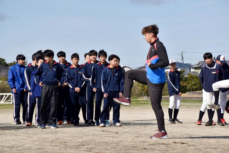 鴨川中生徒に走る際の基本動作を教える早大競走部員（鴨川市提供）