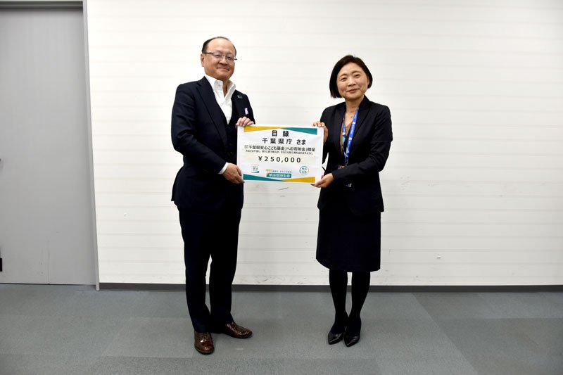 目録を持つ高梨健康福祉部長（右）と岡田千葉本部長＝千葉市中央区の県庁