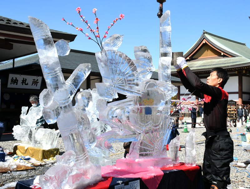 職人技光る氷の芸術　成田山新勝寺で彫刻展