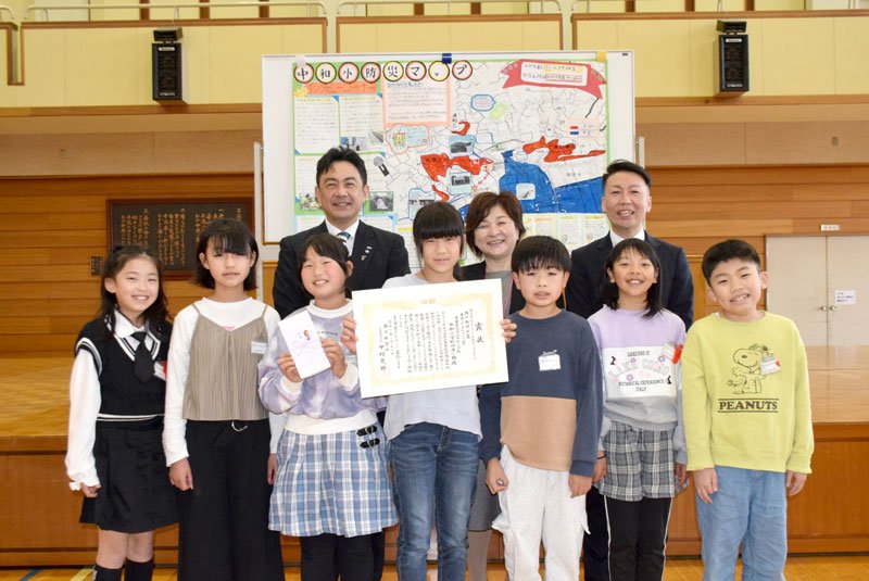 防災マップがコンクールで入賞した中和小４年生（前列）＝旭市
