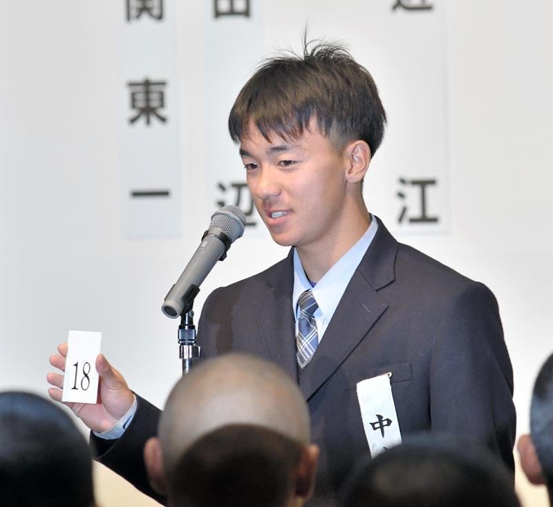 抽選会で引いた「18」の番号札を読み上げる中央学院の中村研心主将＝大阪市内
